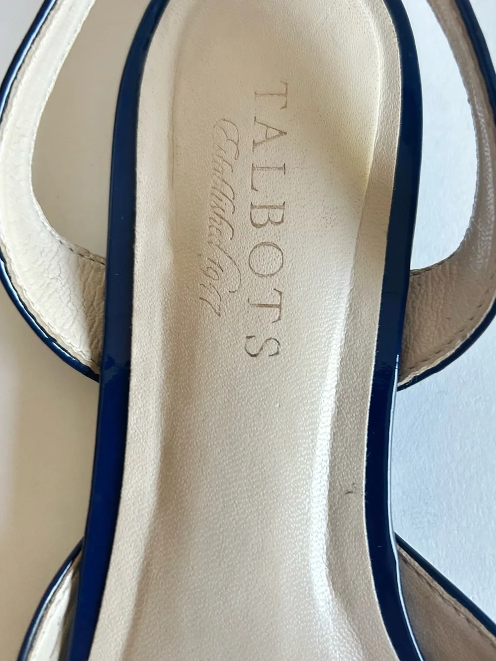 Talbots Navy Patent Leather Round Toe Rubber Outsole Flat Sandals  size 7 W.